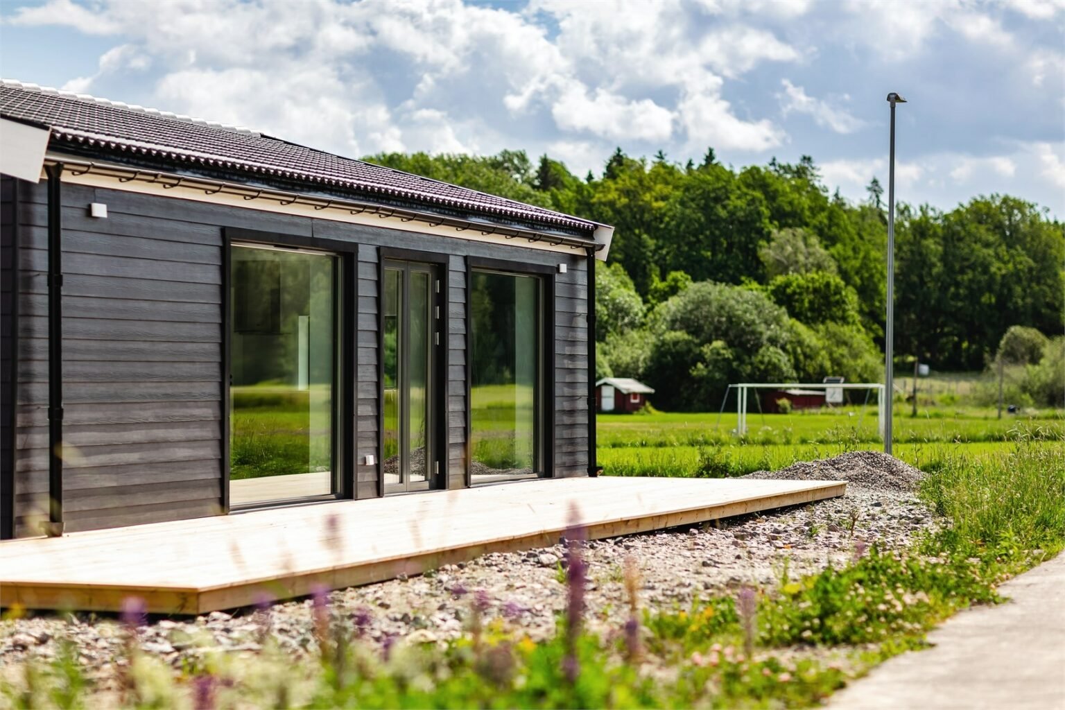 Bohemian Arc stenhus — altan och fasad, riktigt foto