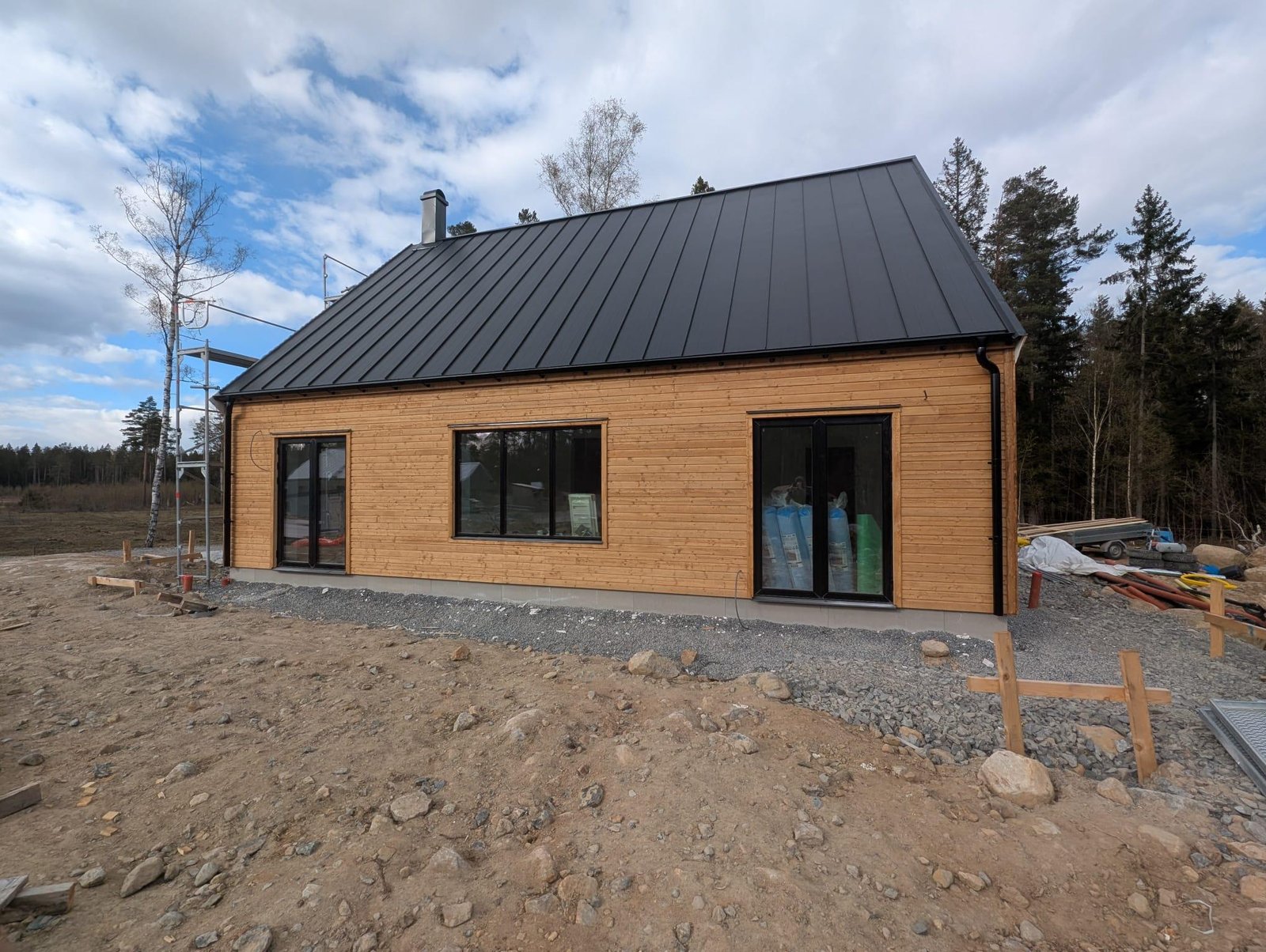 Stenhus i trä under uppförande — riktigt foto
