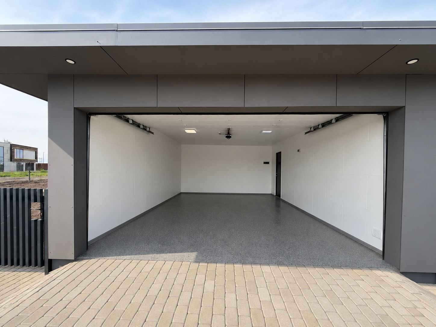 Garage med plats för två bilar — riktigt foto