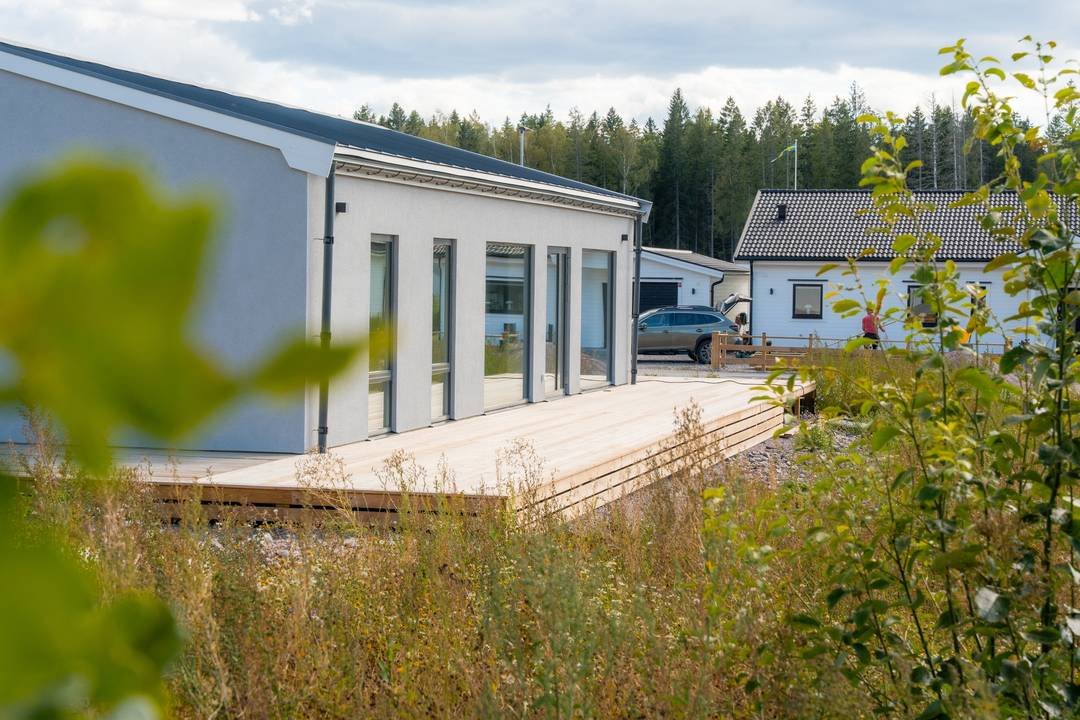 Ljust rum med två fönster — riktigt foto